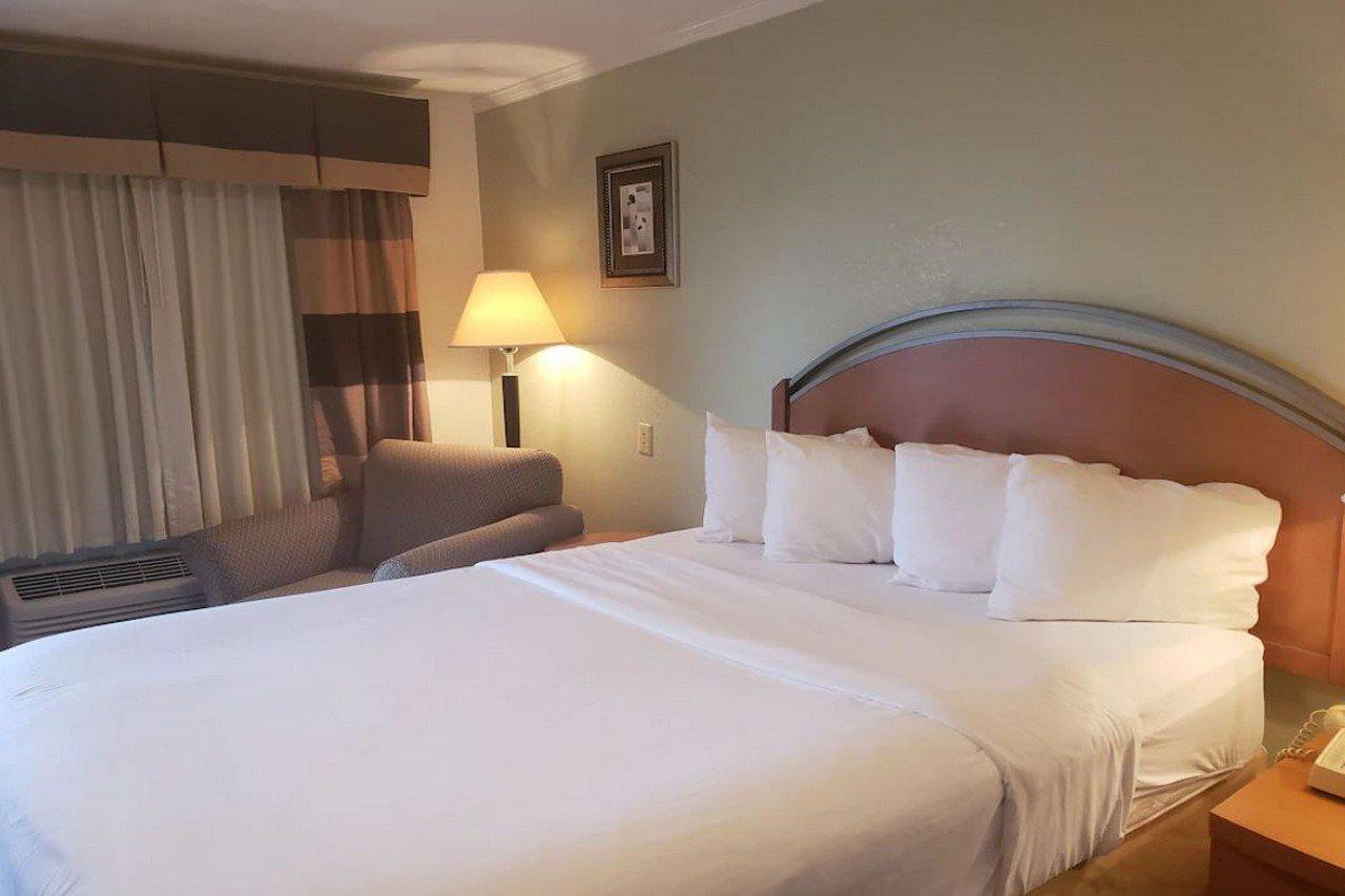 White Columns Inn Thomson Bagian luar foto