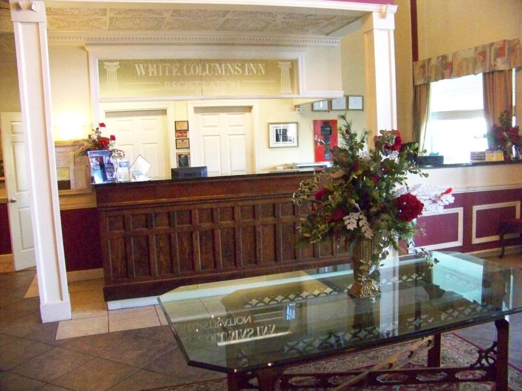 White Columns Inn Thomson Bagian luar foto