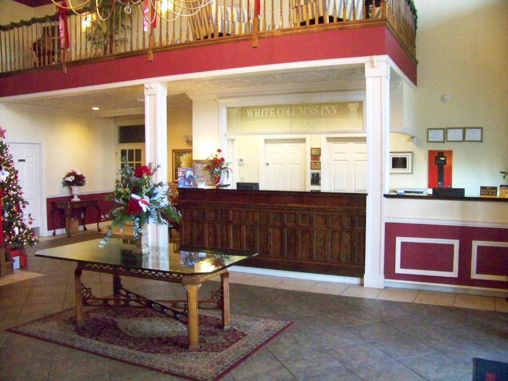White Columns Inn Thomson Bagian luar foto